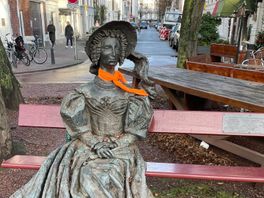 Standbeelden met oranje sjaal vragen aandacht voor geweld tegen vrouwen