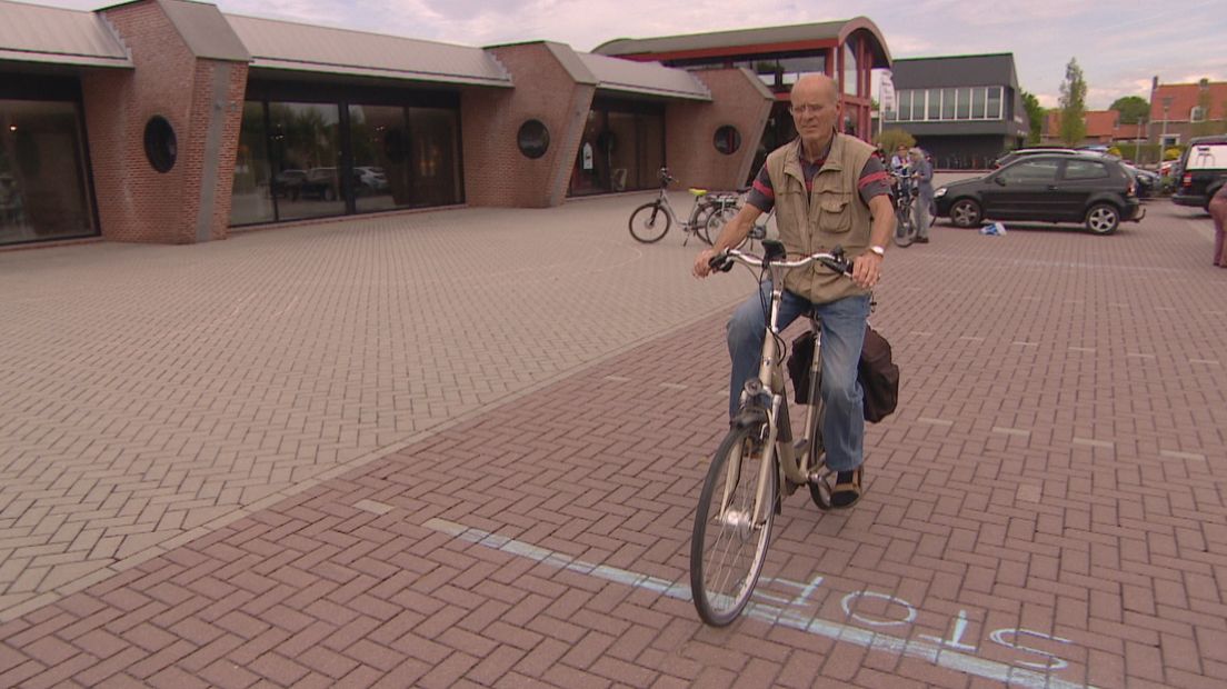 Ouderen leren opnieuw fietsen in Koudekerke (video)
