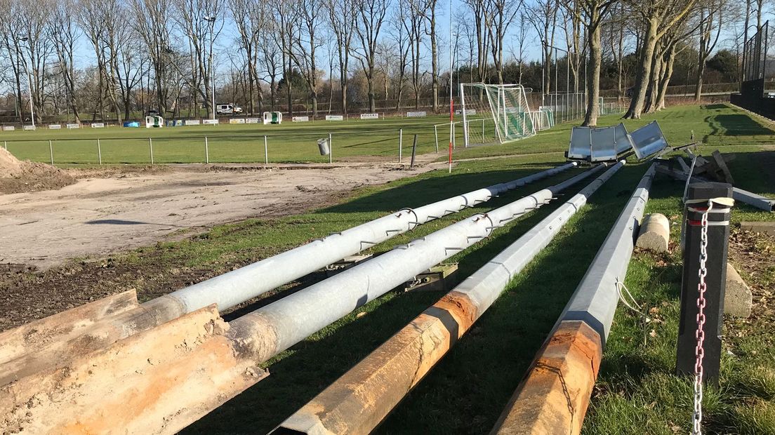 De veldverlichting is al uit de grond.