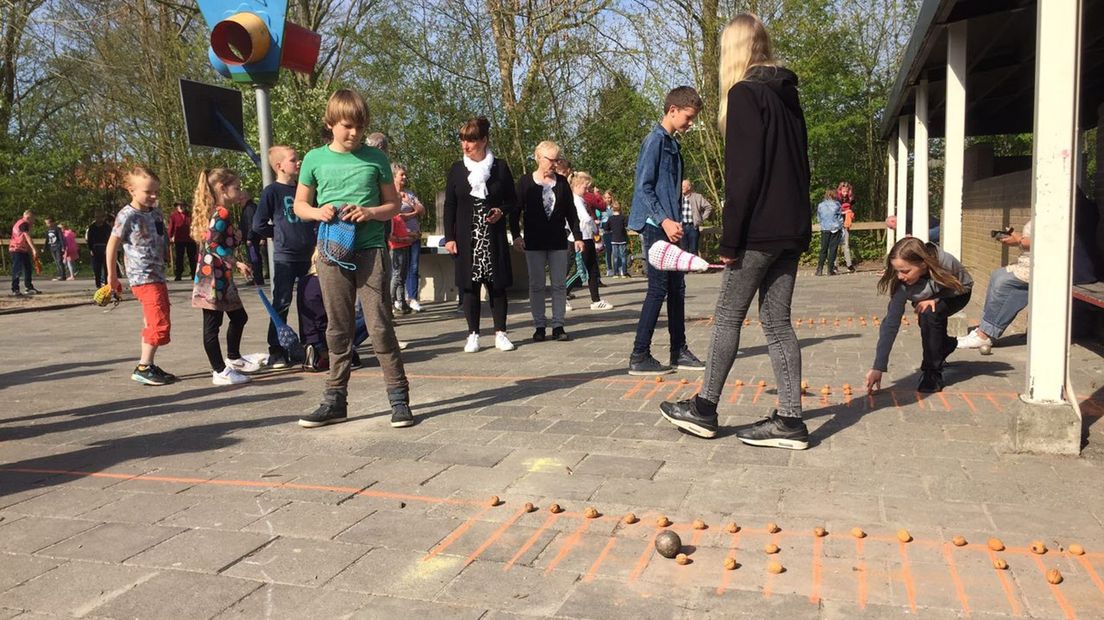 Neuten schaiten op het schoolplein in Grijpskerk