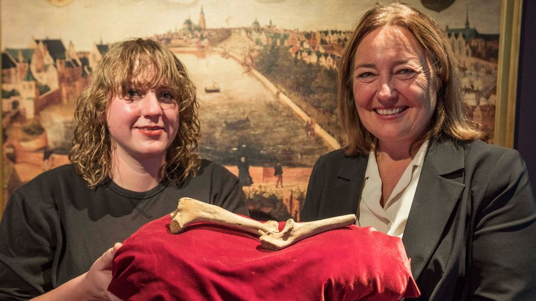 Archeoloog Mignonne Lenoir en wethouder Saskia Bruines