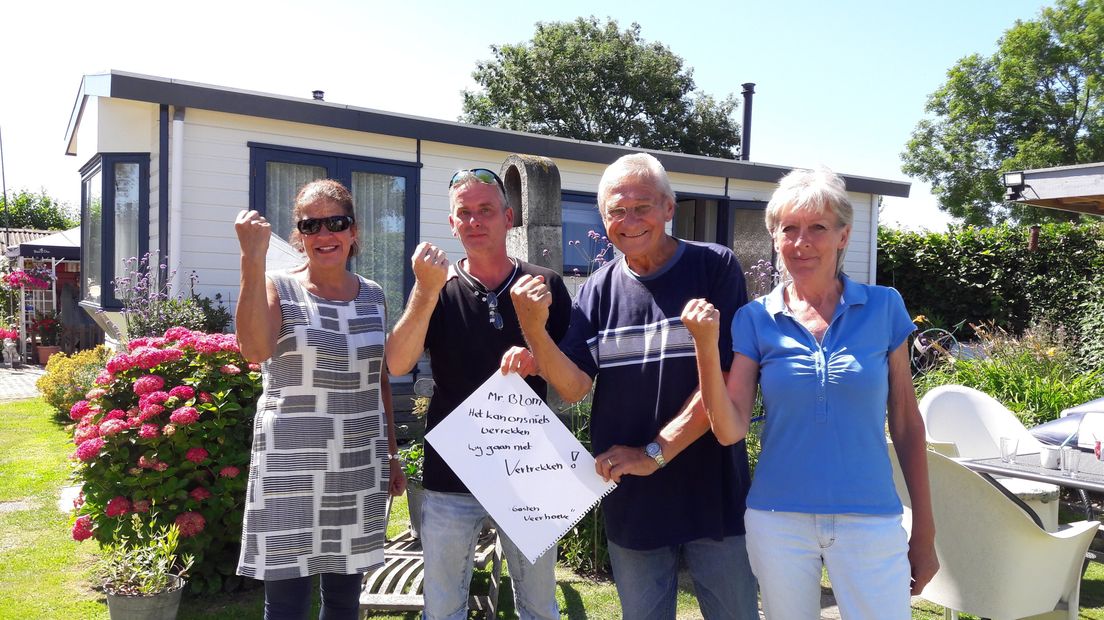 Campinggasten op de Veerhoeve voeren actie tegen verwijdering op de camping in 2019.