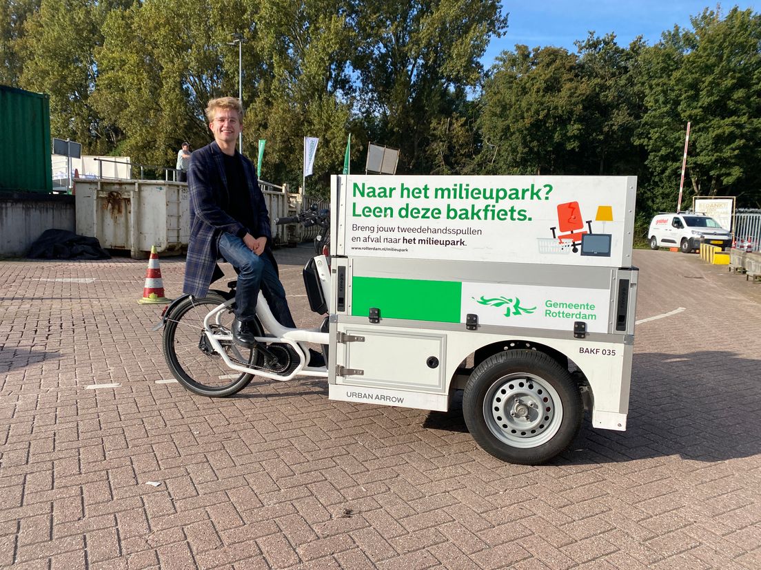 Lucas Meyer op de bakfiets van de gemeente Rotterdam