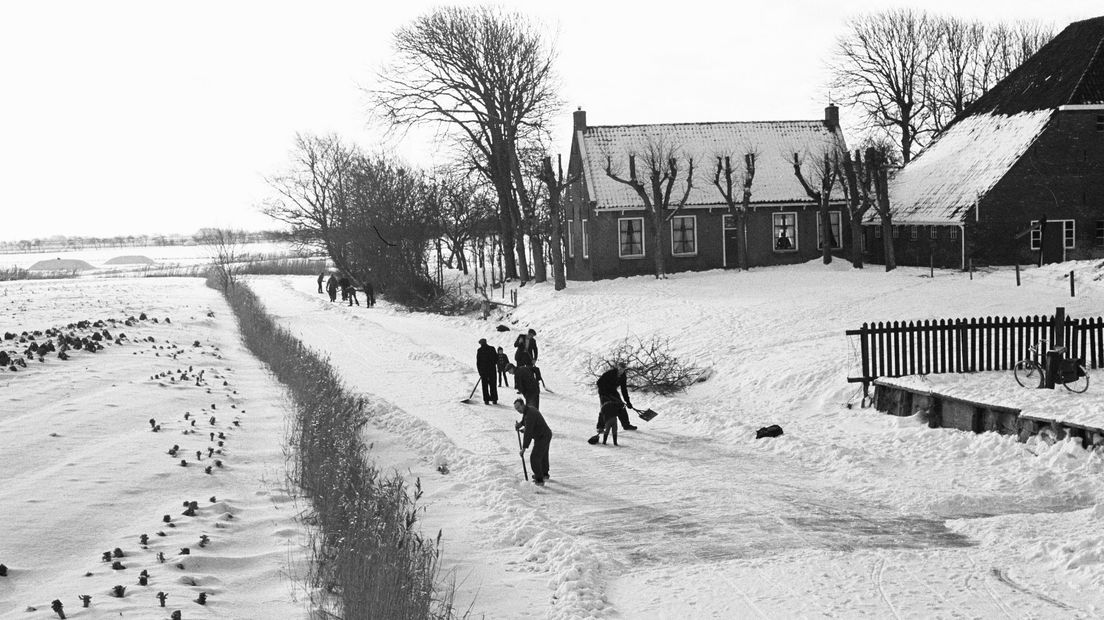 Bij het dorp Wier wordt de route voor de Elfstedentocht van '63 sneeuwvrij gemaakt