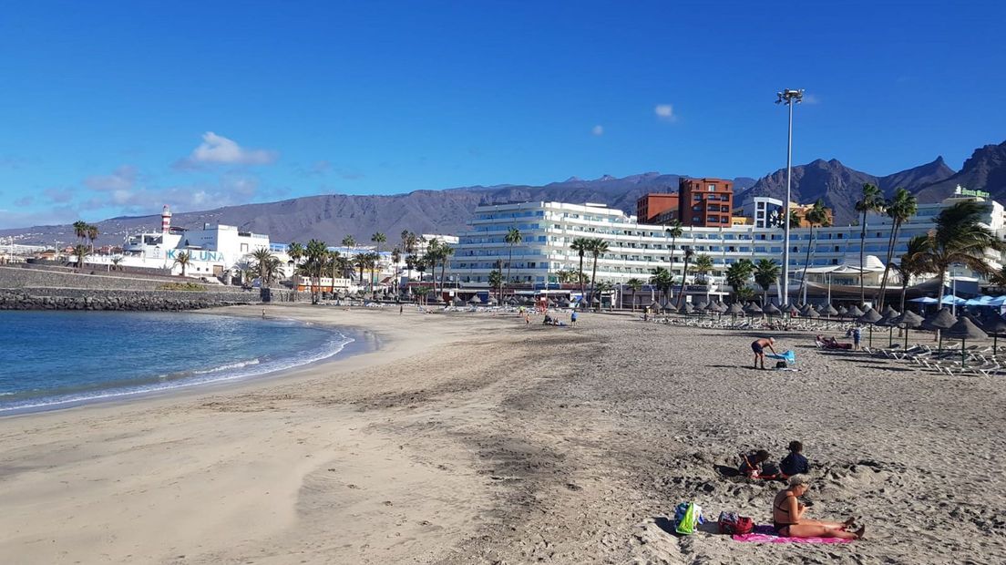 Het is rustig op het strand van Tenerife