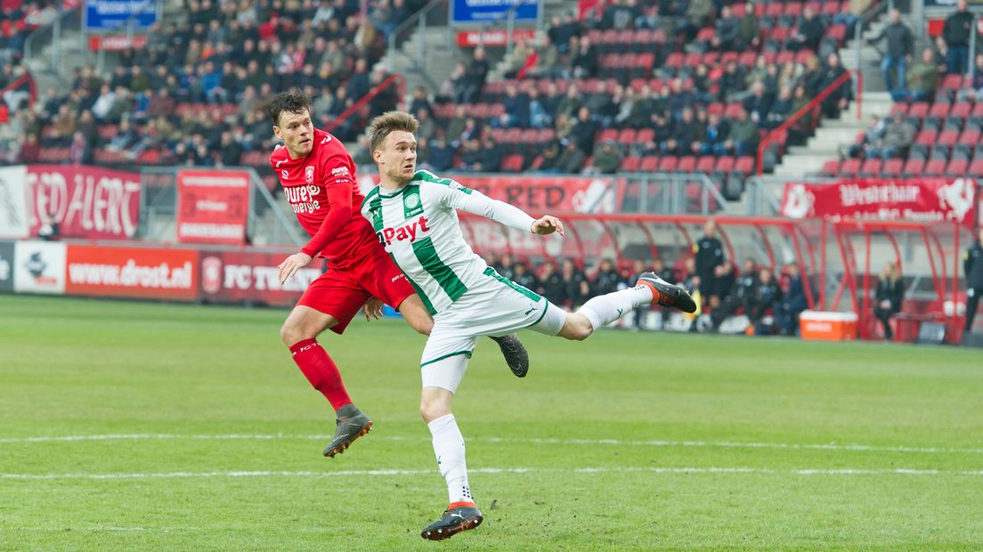 Tom Boere in actie met Mike te Wierik van FC Groningen