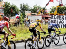 Peloton raast langs demonstrerende boeren in Woudenberg, protest enkele secondes te zien op tv