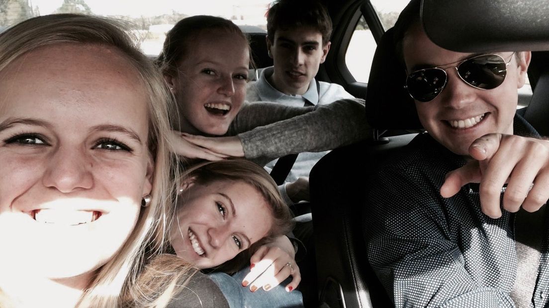 Julia met haar familie in de auto in Amerika