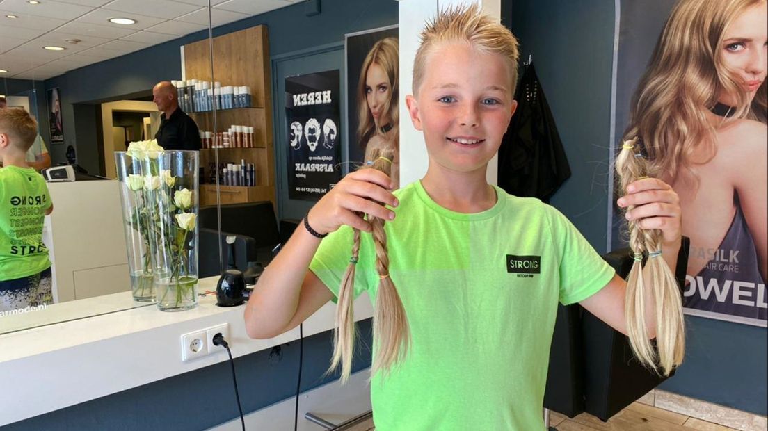 De trotse Thomas met zijn gedoneerde vlechten