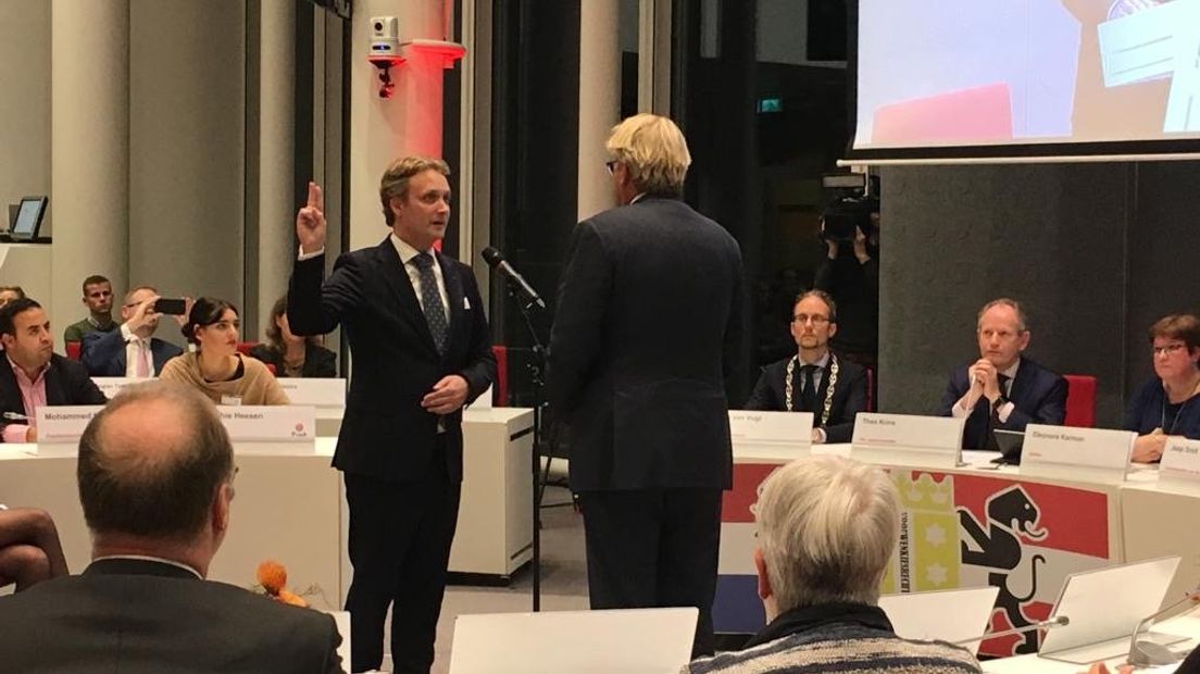 De nieuwe burgemeester van Gouda Pieter Verhoeve beëdigd door Commissaris van de Koning Jaap Smit.