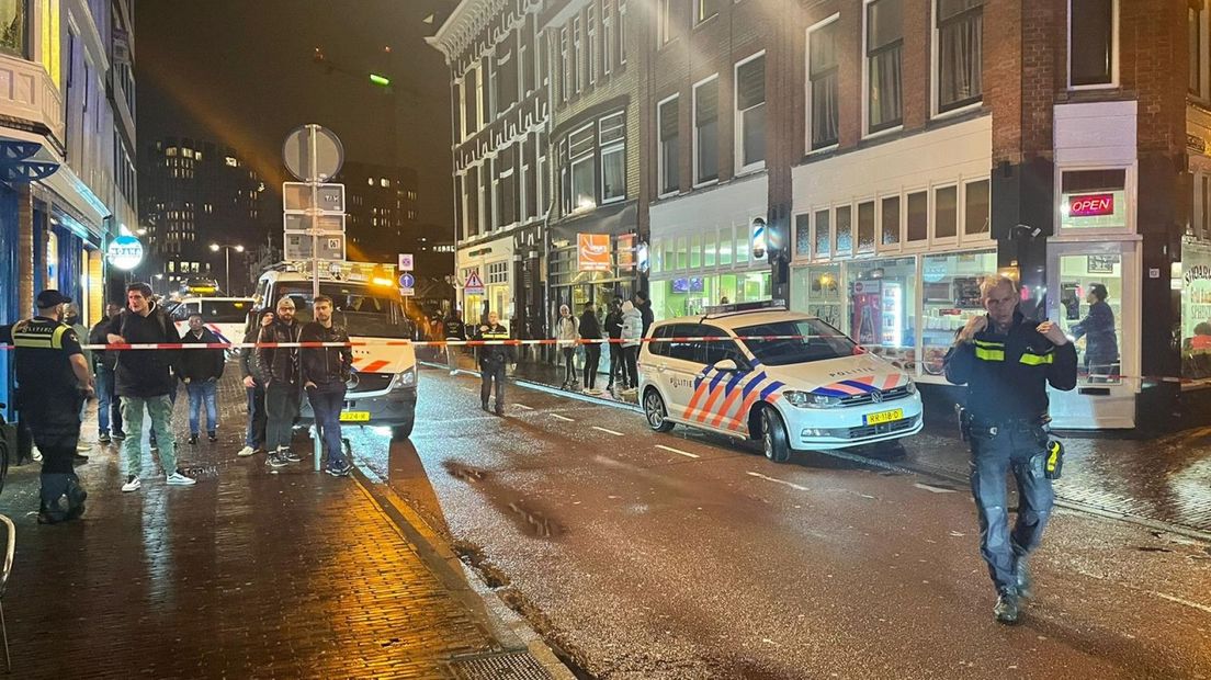 Hulpdiensten zijn aanwezig nadat een 19-jarige Leidenaar ernstig gewond is geraakt na een steekincident