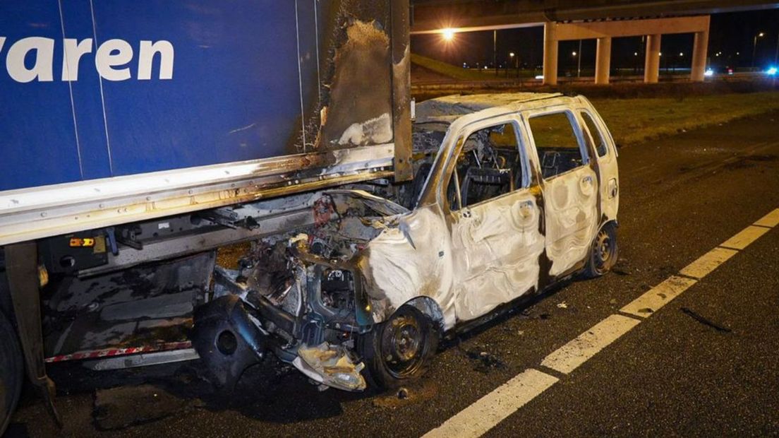 Het ongeluk tussen de auto en de vrachtwagen op de A15.
