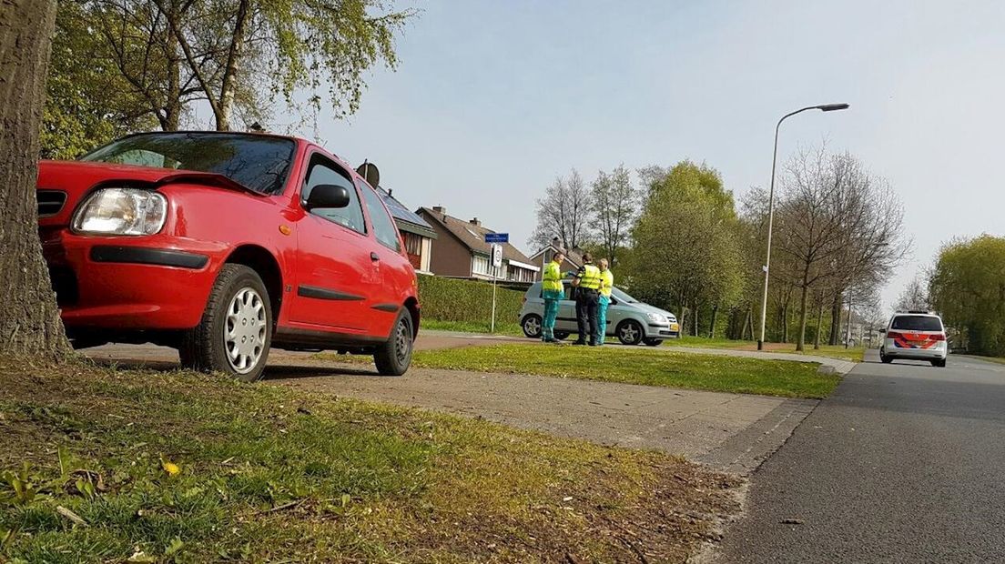 Auto botst op boom
