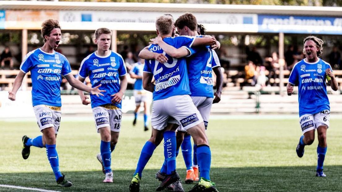 De spelers van RoPs zijn uitgelaten na een doelpunt. Rechts middenvelder Nino Roffelsen