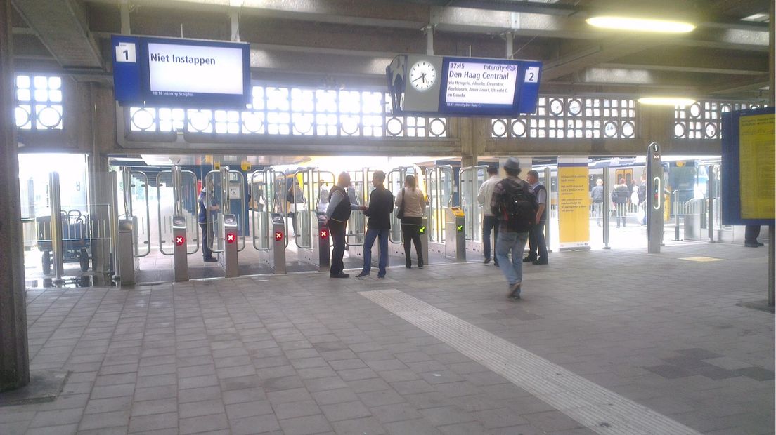 Perrons NS Station Enschede afgesloten met poortjes