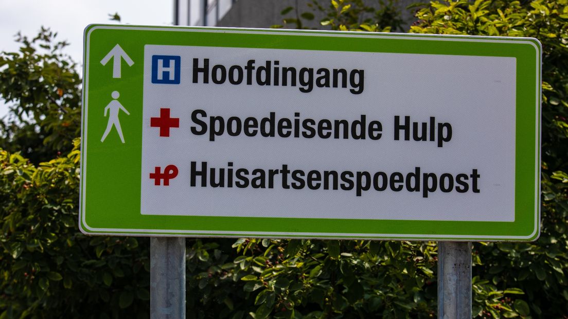 Een bord wijst de weg richting de spoedafdeling van het Martini Ziekenhuis in Stad