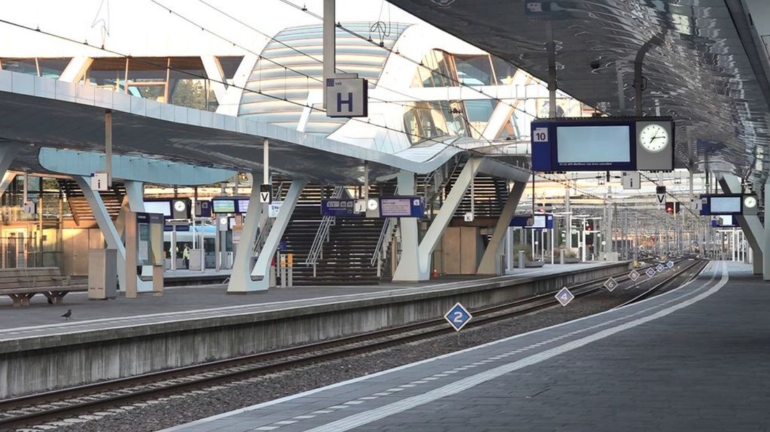 Net zoals gisteren rijden er ook vandaag zo goed als geen treinen vanaf Arnhem Centraal.