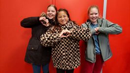 Fay (10), Lieke en Lora (allebei 11) uit Meppel houden valentijnsgala voor Het Vergeten Kind