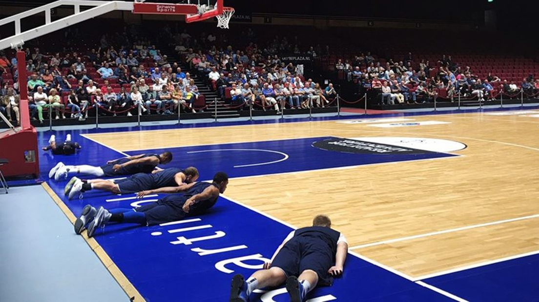Op de eerste training van Donar in MartiniPlaza kwamen vorig seizoen zo'n 350 supporters af.