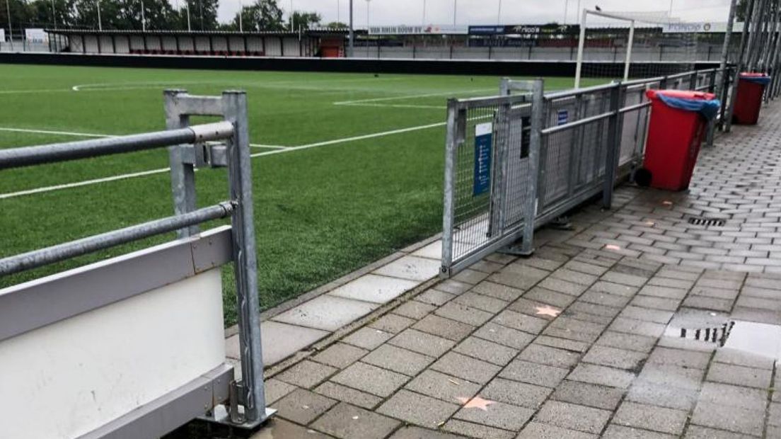 Schuin aflopende tegels bezaaid met rubber bij het hoofdveld van VV Katwijk