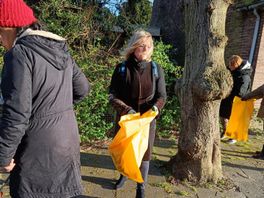 Wandelgroep Leidschenveen ruimt zwerfafval op: 'Je beweegt en de natuur wordt schoon'