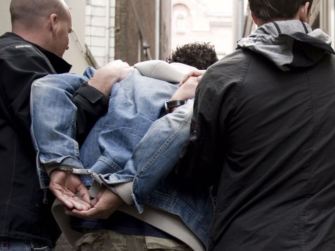 De Rotterdammer bedreigde zijn slachtoffer met een mes en nam haar geld af