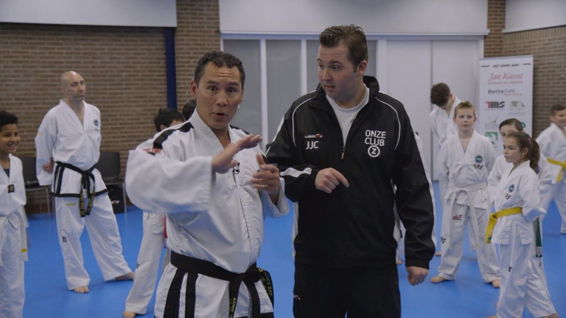Trainer Nanne Boonstra geeft presentator Jan-Jaap Corré uitleg