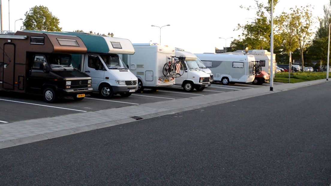Dit mag dus net: camperaars die overnachten op een gewone parkeerplaats