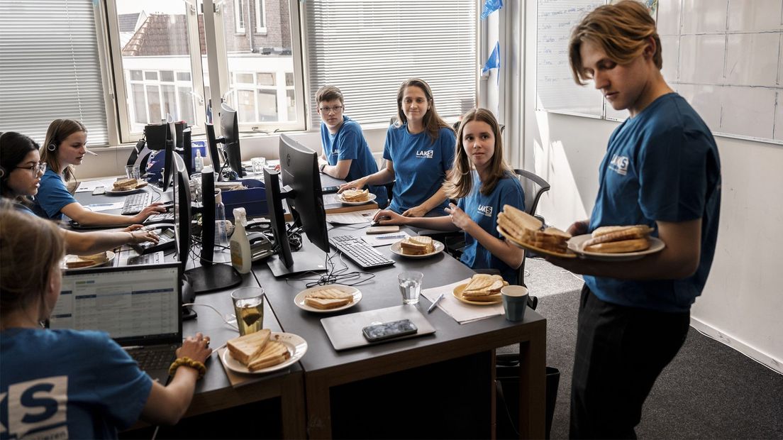 Kantoor van het LAKS, tosti's voor de bemanning van de eindexamenklachtenlijn.