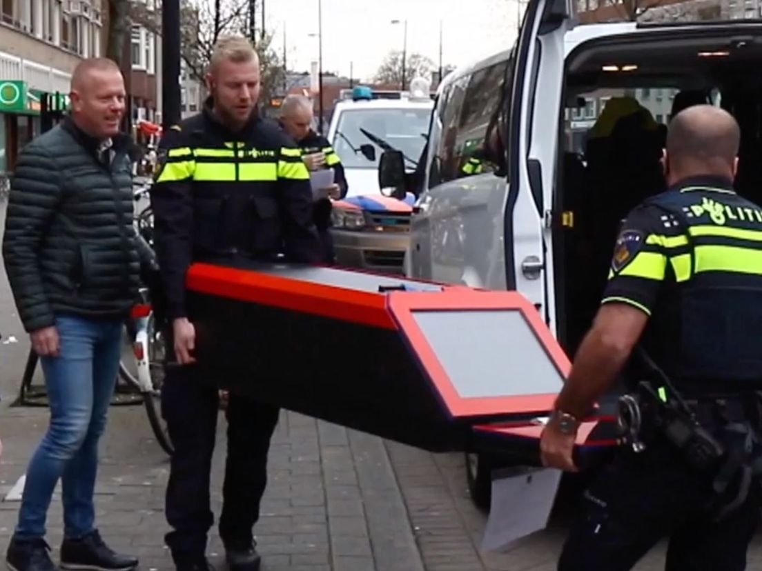 Henk ten Voorde (links met spijkerbroek) ziet hoe een van zijn Cash Centers in beslag wordt genomen
