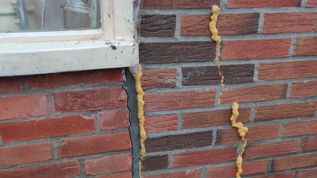 Provisorisch gerepareerde scheuren in een muur