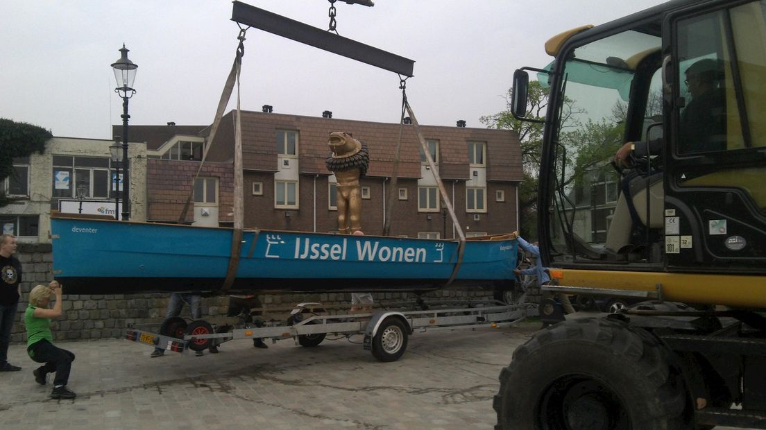 Sloep op de kant gezet met een kraan