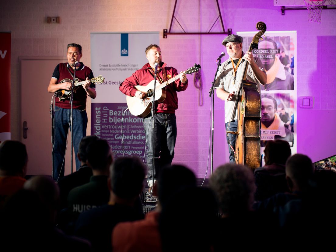 Tim Knol zingt het winnende gedicht van gedetineerde Edwin (Rechten: Winand Stut)