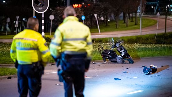 Scooterbestuurder gewond na botsing met auto in Rotterdam | Twee gewonden bij woningoverval in Dordrecht. Scooterbestuurder gewond na botsing met auto in Rotterdam | Twee gewonden bij woningoverval in Dordrecht.