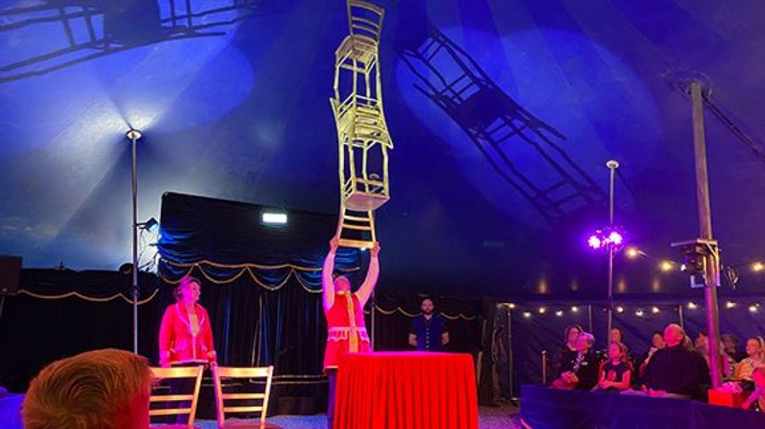 Balanceren met stoelen in het circus