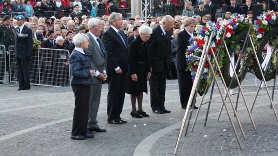 Weisz (derde van links) tijdens de dodenherdenking op de Dam in 2011
