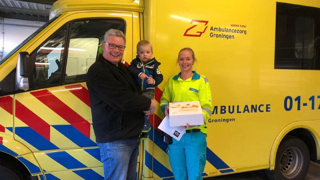 Mede-initiatiefnemer Michel Penninga uit Delfzijl trakteert de lokale ambulance op taart.