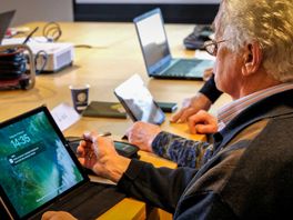 Cursus moet ouderen leren online te betalen: "Mensen denken dat internetbankieren niet veilig is"