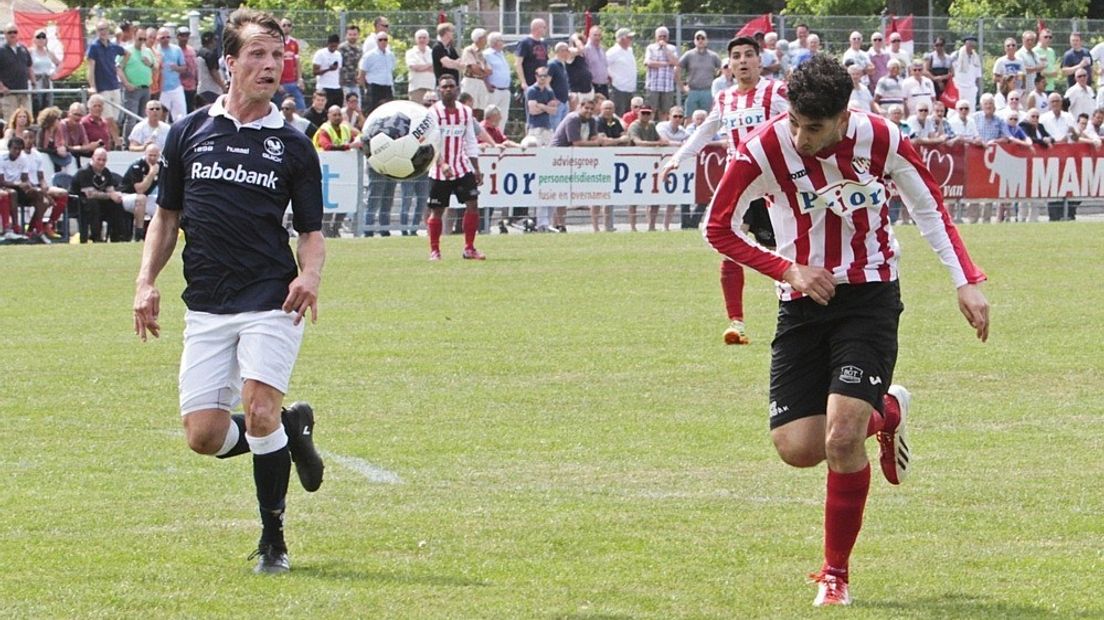 Abdoe Abdenbi probeert de bal te veroveren