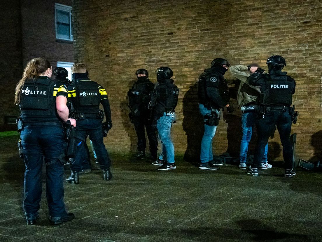 De politie viel twee woningen binnen