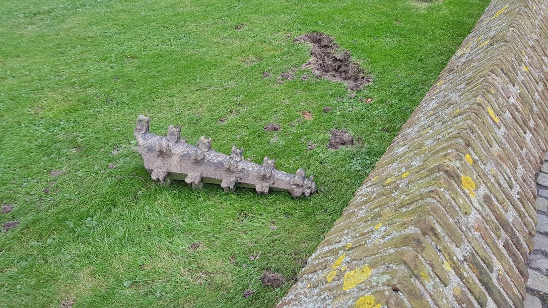 De afgebroken pinakel ligt in het gras naast de Dikke Toren in Zierikzee.