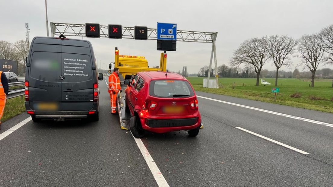 De auto had zoveel schade dat hij moest worden afgesleept.
