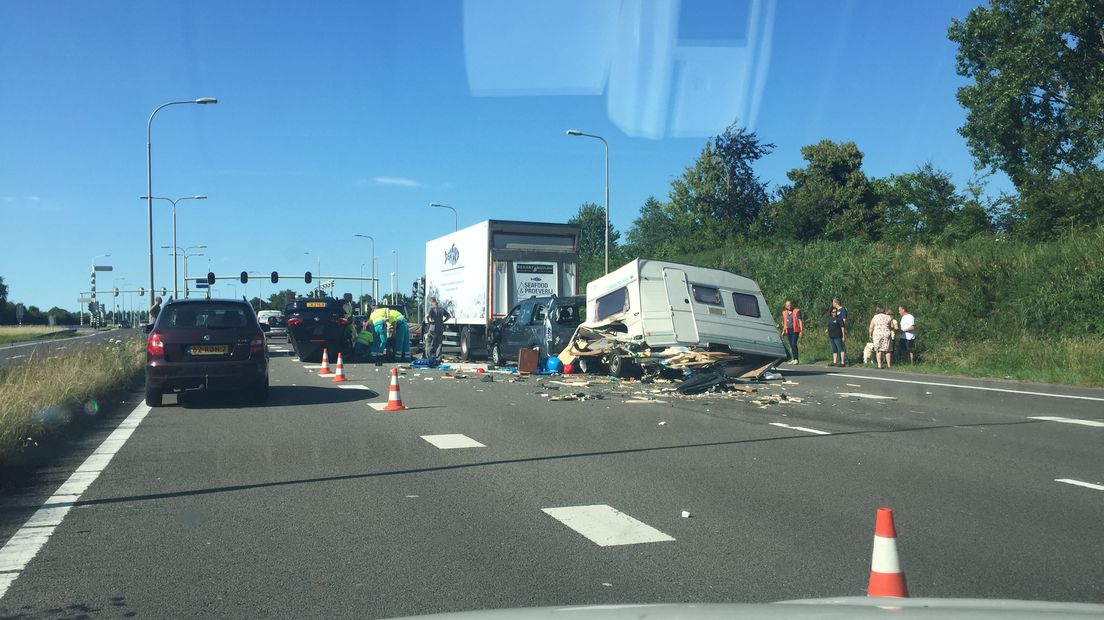 Caravan aan gort bij ongeluk N256