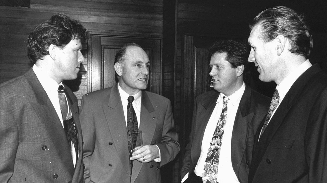 Groenewoud (tweede van links) als KNVB-docent met rechts naast hem Arie Haan