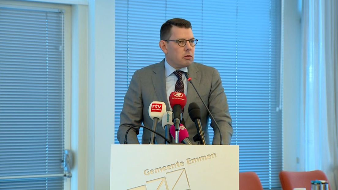Bouke Arends tijdens de persconferentie na het sluiten van het clubhuis van No Surrender (Rechten: RTV Drenthe)