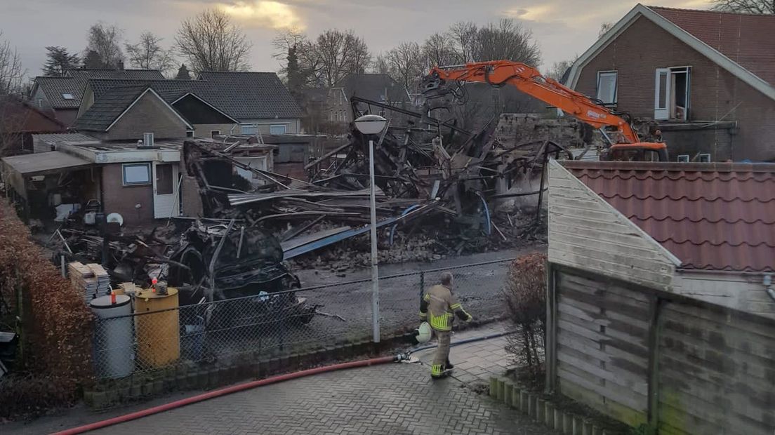 Een grote brand wekte de bewoners van het dorpje Laag Zuthem donderdag al vroeg