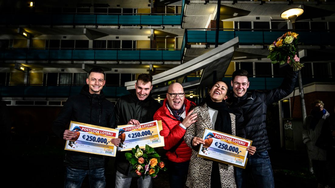 De gelukkige winnaars in Assen (Rechten: Postcodeloterij)