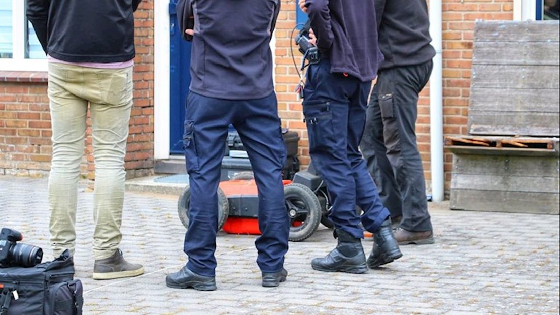 Een speciaal zoekteam van Defensie doorzocht met radarapparatuur de bodem rond de woning