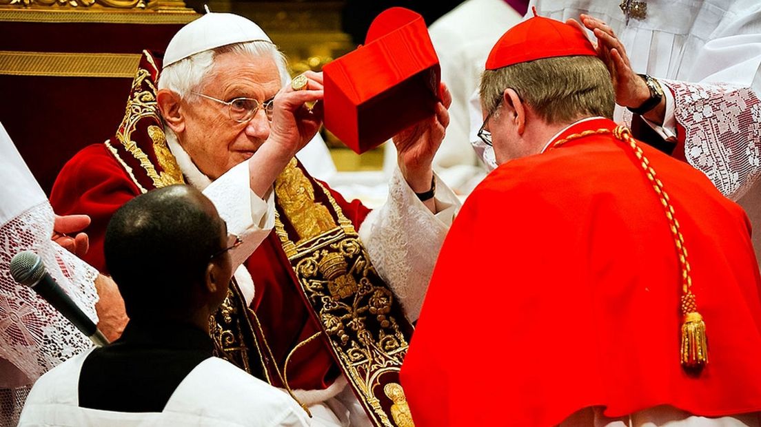 Eijk wordt in 2012 door paus Benedictus tot kardinaal verheven.