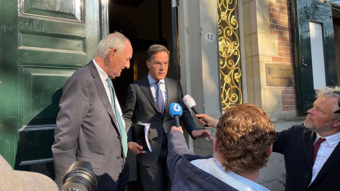 Premier Mark Rutte staat de pers te woord buiten het Provinciehuis, naast hem Johan Remkes